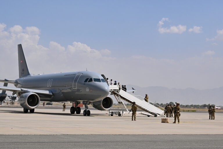 ټرمپ د نږدې ۱۶۶۰ افغان پناه غوښتونکو د الوتنو د بندیدو امر وکړ.