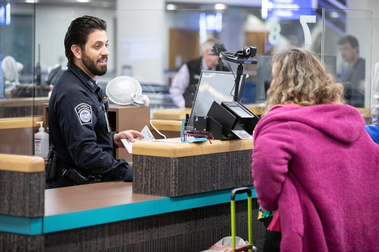 سفر مشورې د گرین کارت لرونکو او F-1 محصل ویزه لرونکو لپاره