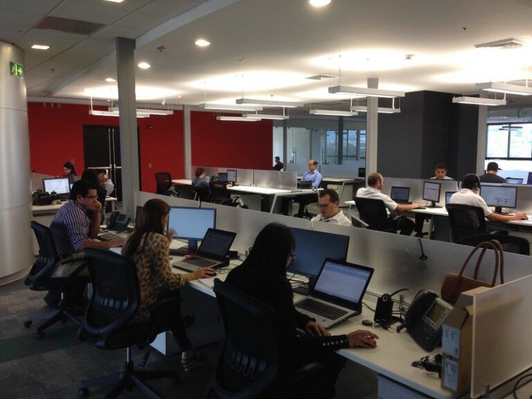 ۶۰٪ کارمندان دفتری امریکا به دنبال کارهای فنی و پایدارترند