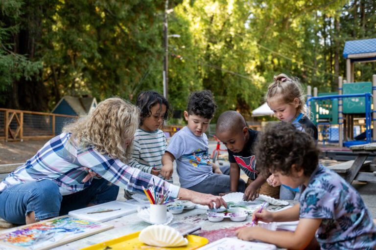 مسدود شدن ۱۰ میلیارد دالر بودجه فدرال مراقبت کودک در پنج ایالت آبی